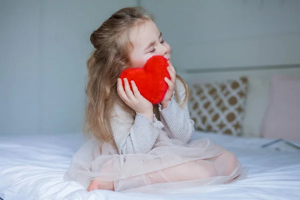 Adorable Petite Fille Ans Aux Yeux Bleus Tient Cœur Rouge — Photo