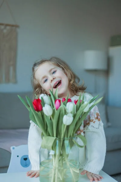 Menina Bonita Anos Uma Camisola Tricotada Acolhedora Abraça Vaso Com — Fotografia de Stock