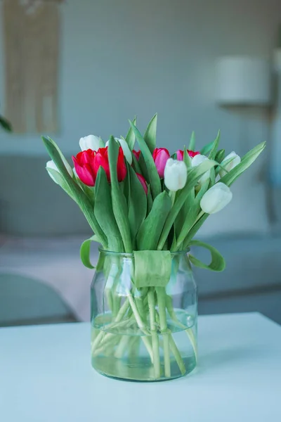 Schöne Bunte Bouquet Von Tulpen Einer Großen Glasvase Auf Einem — Stockfoto