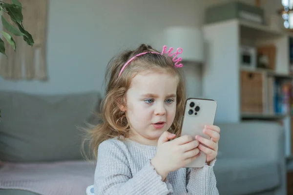 Carina Bambina Riccia Gioca Con Cosmetici Bambini Selfie Telefono Bambino — Foto Stock