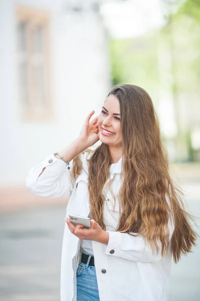 Ung Vacker Kvinna Med Långt Hår Behagligt Ljus Casual Kläder — Stockfoto