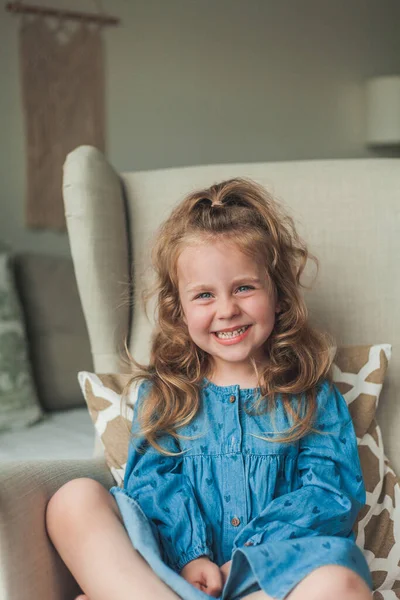 Little Cute Blue Eyed Girl Curly Long Hair Sits Cozy — Stockfoto