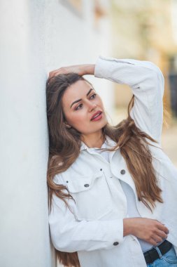 Dışarıda rahat ve uzun saçlı genç ve mutlu bir kadının portresi var. Dünya.