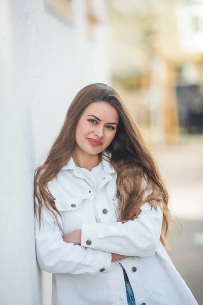 Retrato Uma Jovem Mulher Bonita Feliz Com Cabelos Longos Luz — Fotografia de Stock