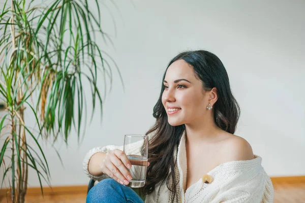 Young Beautiful Dark Haired Woman Knitted Cardigan Drinks Clean Water — Foto Stock