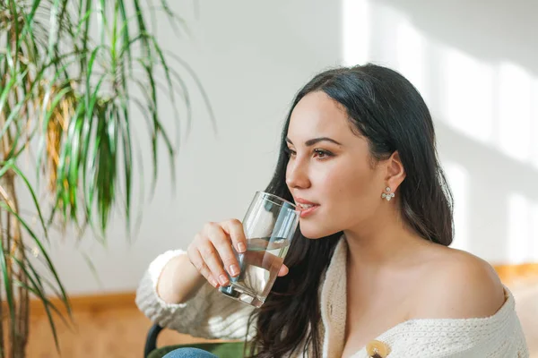 Una Giovane Bella Donna Dai Capelli Scuri Cardigan Lavorato Maglia — Foto Stock