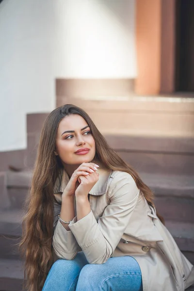 Porträtt Ung Vacker Långhårig Kvinna Europeisk Stad Modell Elegant Casual — Stockfoto