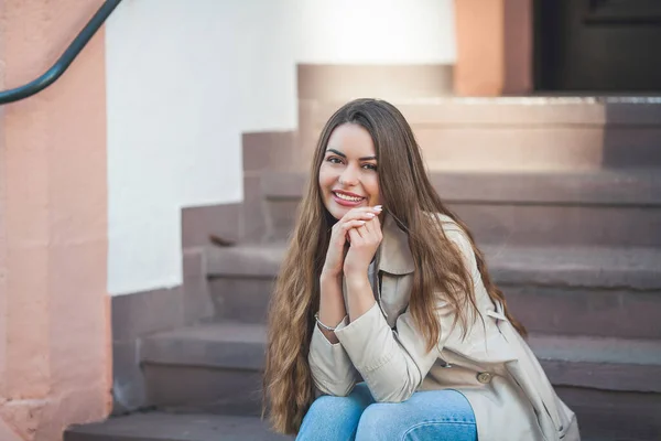 Porträtt Ung Vacker Långhårig Kvinna Europeisk Stad Modell Elegant Casual — Stockfoto