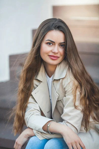 Retrato Uma Jovem Bela Mulher Cabelos Compridos Uma Cidade Europeia — Fotografia de Stock