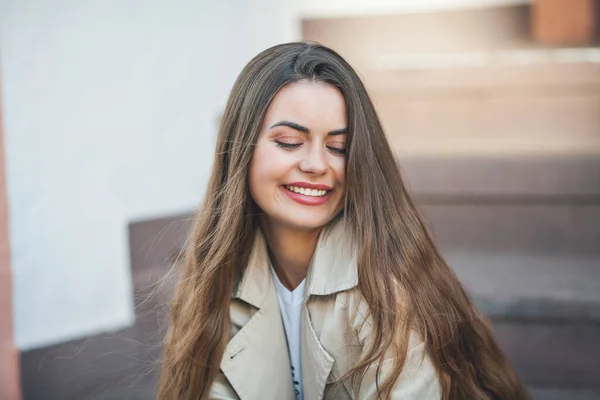 Porträtt Ung Vacker Långhårig Kvinna Europeisk Stad Modell Elegant Casual — Stockfoto