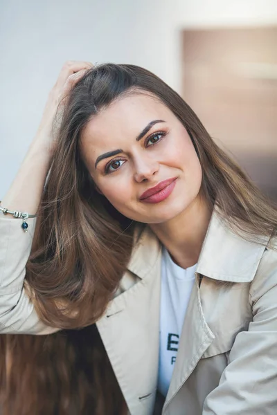 Retrato Uma Jovem Bela Mulher Cabelos Compridos Uma Cidade Europeia — Fotografia de Stock