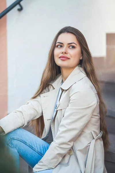 Retrato Uma Jovem Bela Mulher Cabelos Compridos Uma Cidade Europeia — Fotografia de Stock