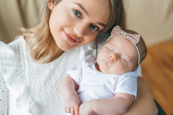 Mladá Krásná Matka Modrýma Očima Drží Svou Novorozenou Dcerku Náručí — Stock fotografie