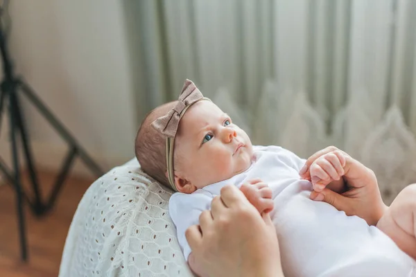 Jovem Mãe Bonita Com Olhos Azuis Segura Sua Filhinha Recém — Fotografia de Stock
