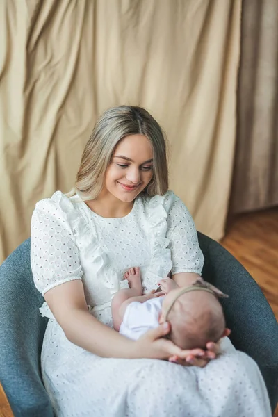 Giovane Bella Madre Con Gli Occhi Azzurri Tiene Sua Bambina — Foto Stock