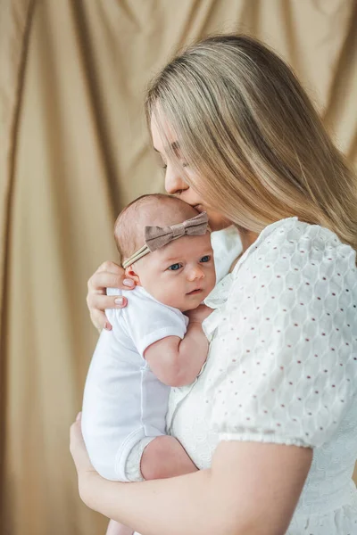 Joven Hermosa Madre Con Ojos Azules Sostiene Pequeña Hija Recién — Foto de Stock