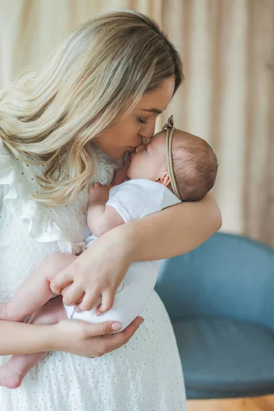 Mladá Krásná Matka Modrýma Očima Drží Svou Novorozenou Dcerku Náručí — Stock fotografie