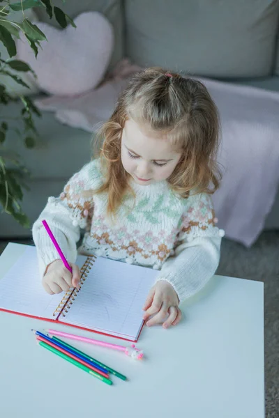 Liten Lockig Söt Blåögd Flicka Gammal Ett Mysigt Hus Porträtt — Stockfoto