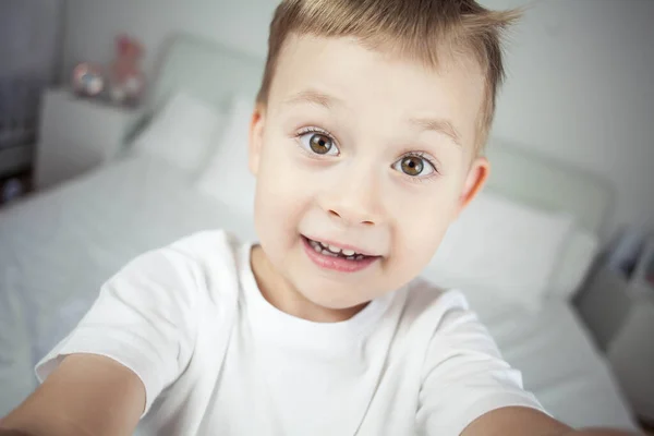 Blízký Portrét Roztomilého Malého Blonďatého Chlapce Roky Ten Kluk Šklebí — Stock fotografie