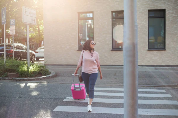 Mooie Jonge Krullende Vrouw Met Een Roze Kleine Koffer Heeft — Stockfoto