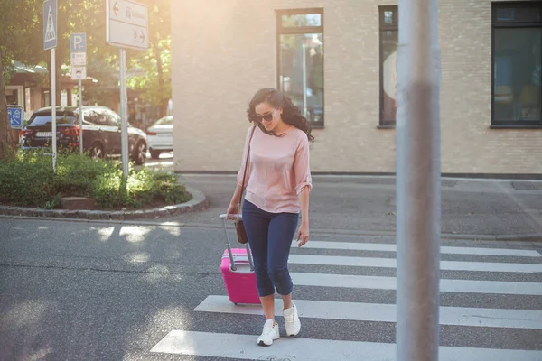 Vacker Ung Lockig Kvinna Med Rosa Liten Resväska Har Bråttom — Stockfoto