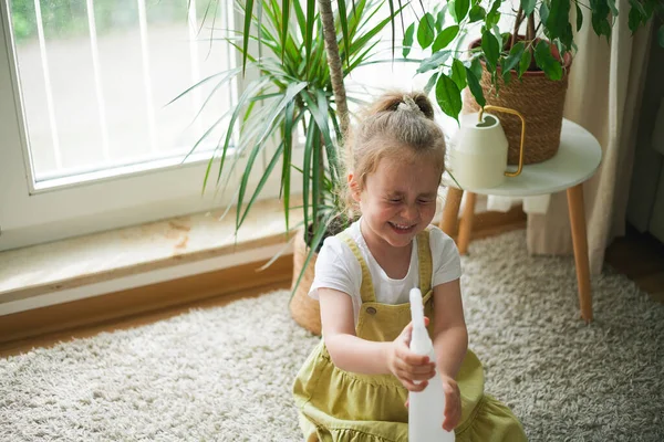 Menina Encaracolada Olhos Azuis Bonita Anos Derrama Plantas Sala Com — Fotografia de Stock