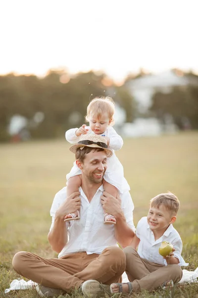 Piękny Tata Jego Dwójka Małych Dzieci Jasnych Naturalnych Ubraniach Chłopiec — Zdjęcie stockowe