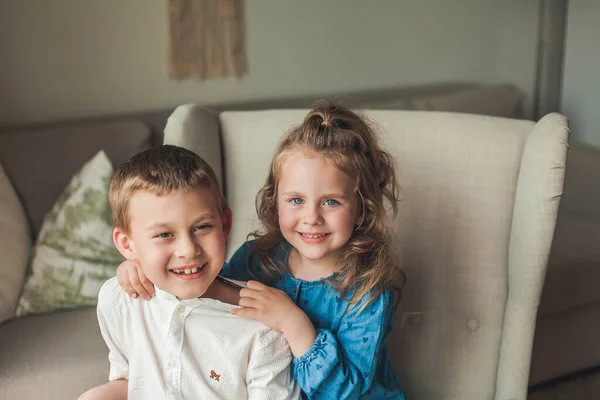 Retrato Pequenas Crianças Felizes Irmão Irmã Sentados Uma Poltrona Aconchegante — Fotografia de Stock