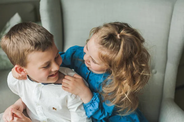 Portret Van Kleine Gelukkige Kinderen Broer Zus Zittend Een Gezellige — Stockfoto