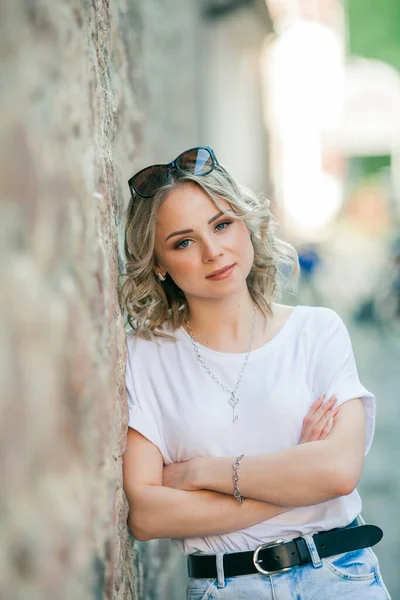 年轻美丽的蓝眼睛金发美女在一个欧洲城市的中心 穿着休闲装的时髦模特儿的肖像 快乐的青春 — 图库照片