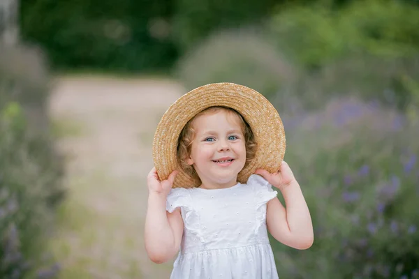 Portrét Roztomilé Malé Kudrnaté Modrooké Dívky Roky Proutěném Klobouku Bílých — Stock fotografie