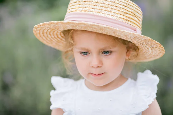 Retrato Una Linda Niña Rizada Ojos Azules Años Con Sombrero —  Fotos de Stock