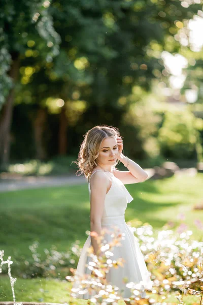 Parktaki Güneşli Günbatımı Işınlarında Beyaz Elbiseli Kıvırcık Saçlı Genç Güzel — Stok fotoğraf