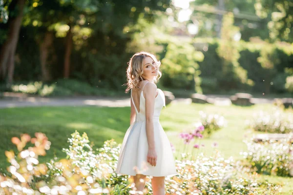 Young Beautiful Blonde 20S Curly Hair White Dress Sunny Sunset — Fotografia de Stock