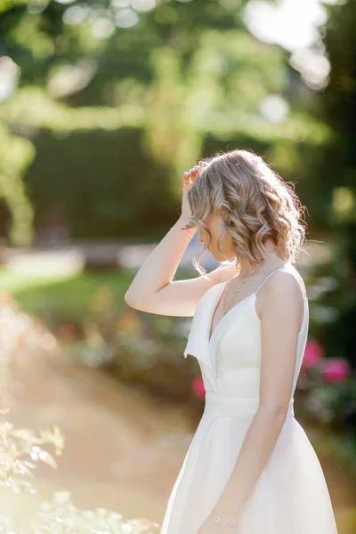 Parktaki Güneşli Günbatımı Işınlarında Beyaz Elbiseli Kıvırcık Saçlı Genç Güzel — Stok fotoğraf