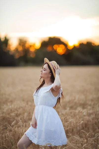 Yaşlarında Beyaz Boho Tarzı Bir Elbiseyle Günbatımında Bir Buğday Tarlasında — Stok fotoğraf