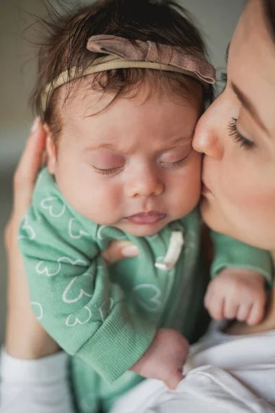 Young Beautiful Dark Haired Mother Holds Her Newborn Daughter Her —  Fotos de Stock