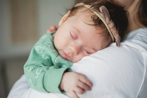Jovem Bela Mãe Cabelos Escuros Segura Sua Filha Recém Nascida — Fotografia de Stock