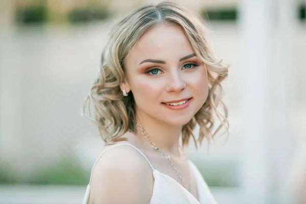 Young Beautiful Blonde 20S Curly Hair White Dress Sunny Sunset — Fotografia de Stock