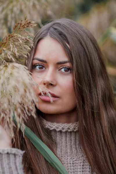 Красивая Молодая Женщина Длинными Волосами Карими Глазами Осеннем Парке Портрет — стоковое фото