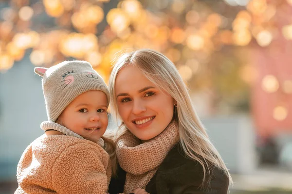 Mãe Filha Felizes Estão Andando Parque Outono Família Bonita Roupas — Fotografia de Stock