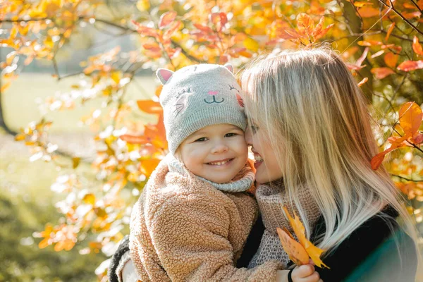 Mãe Filha Felizes Estão Andando Parque Outono Família Bonita Roupas — Fotografia de Stock