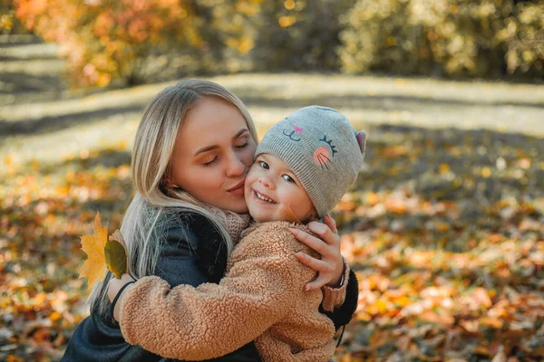 Mãe Filha Felizes Estão Andando Parque Outono Família Bonita Roupas — Fotografia de Stock