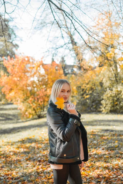 Piękna Młoda Blondynka Jesiennym Parku Portret Szczęśliwej Modelki Luźnych Ciuchach — Zdjęcie stockowe