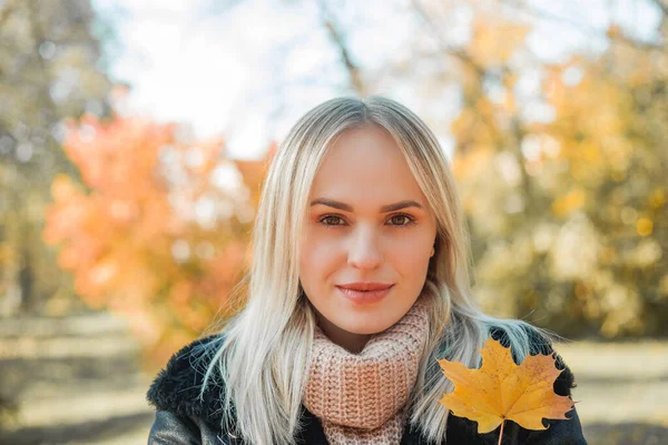 Piękna Młoda Blondynka Jesiennym Parku Portret Szczęśliwej Modelki Luźnych Ciuchach — Zdjęcie stockowe