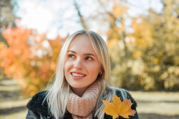 Piękna Młoda Blondynka Jesiennym Parku Portret Szczęśliwej Modelki Luźnych Ciuchach — Zdjęcie stockowe