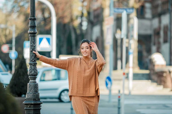 Jeune Femme Élégante Costume Chaud Dans Centre Ville Beau Modèle — Photo