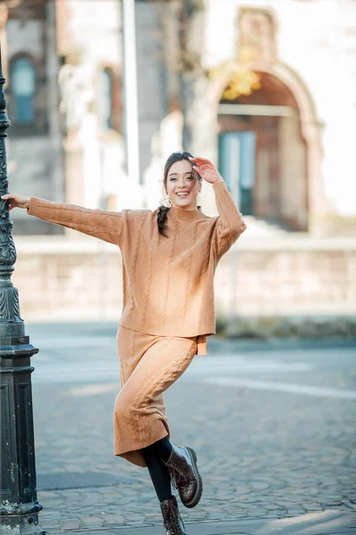 Jeune Femme Élégante Costume Chaud Dans Centre Ville Beau Modèle — Photo