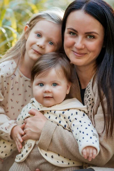 Beautiful Young Mother Two Small Children Walks Autumn Park Portrait — Stock Photo, Image