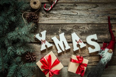 Noel hediyeleri ahşap arka planda, Noel ağacı, üst manzara